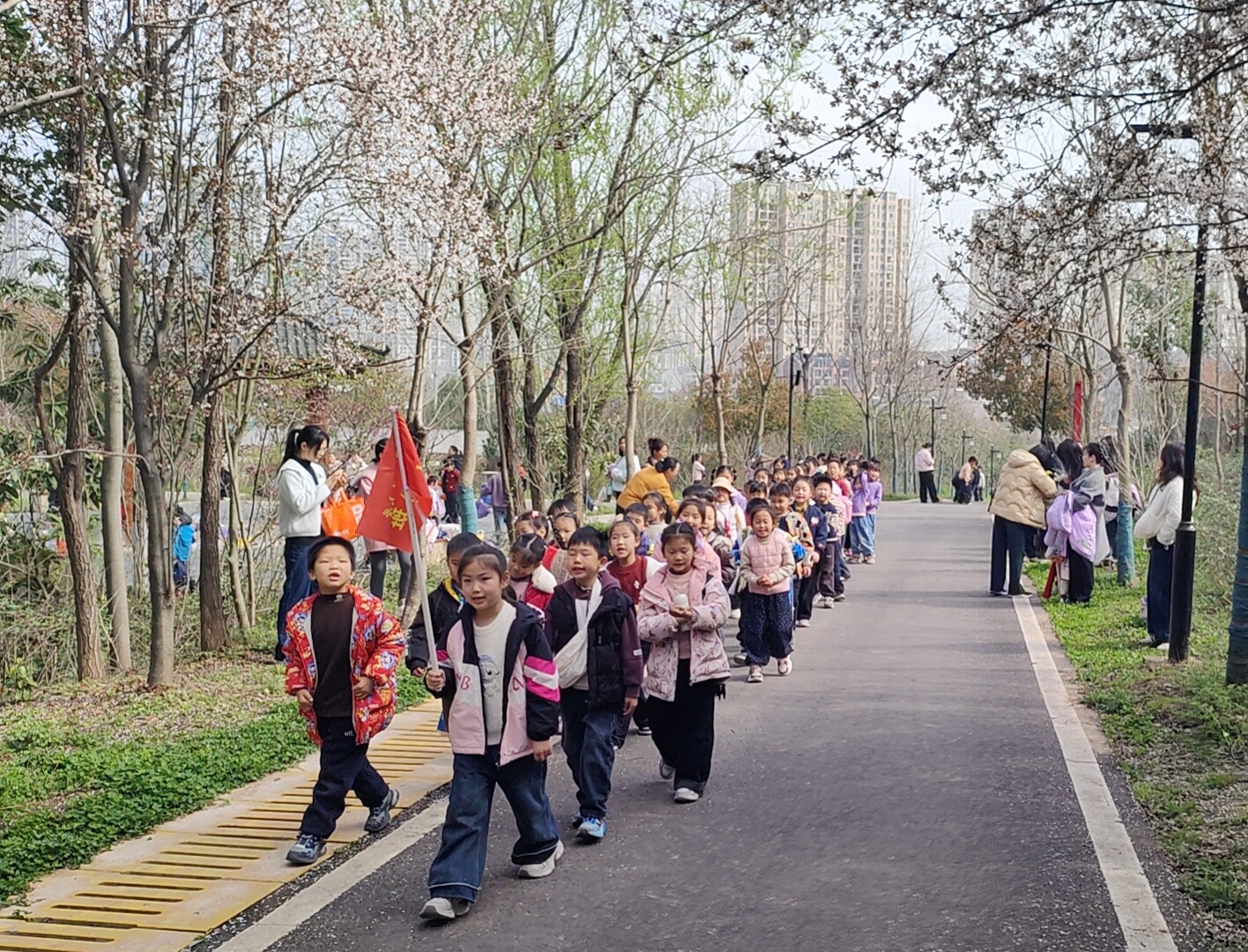 谷城县粉阳路小学教联体中华路校区：春分踏青 乐享自然
