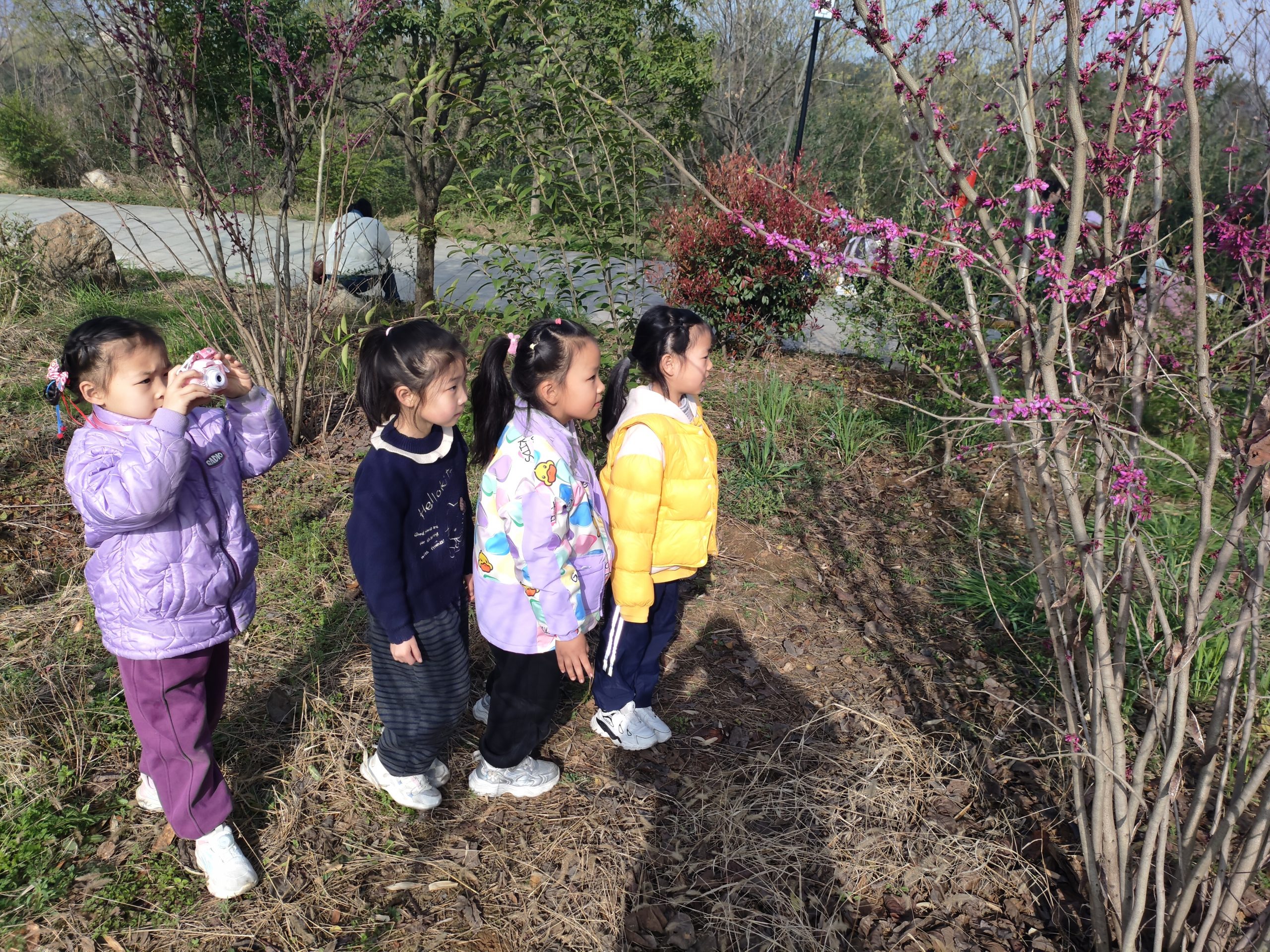 谷城县粉阳路小学教联体中华路校区：春分踏青 乐享自然