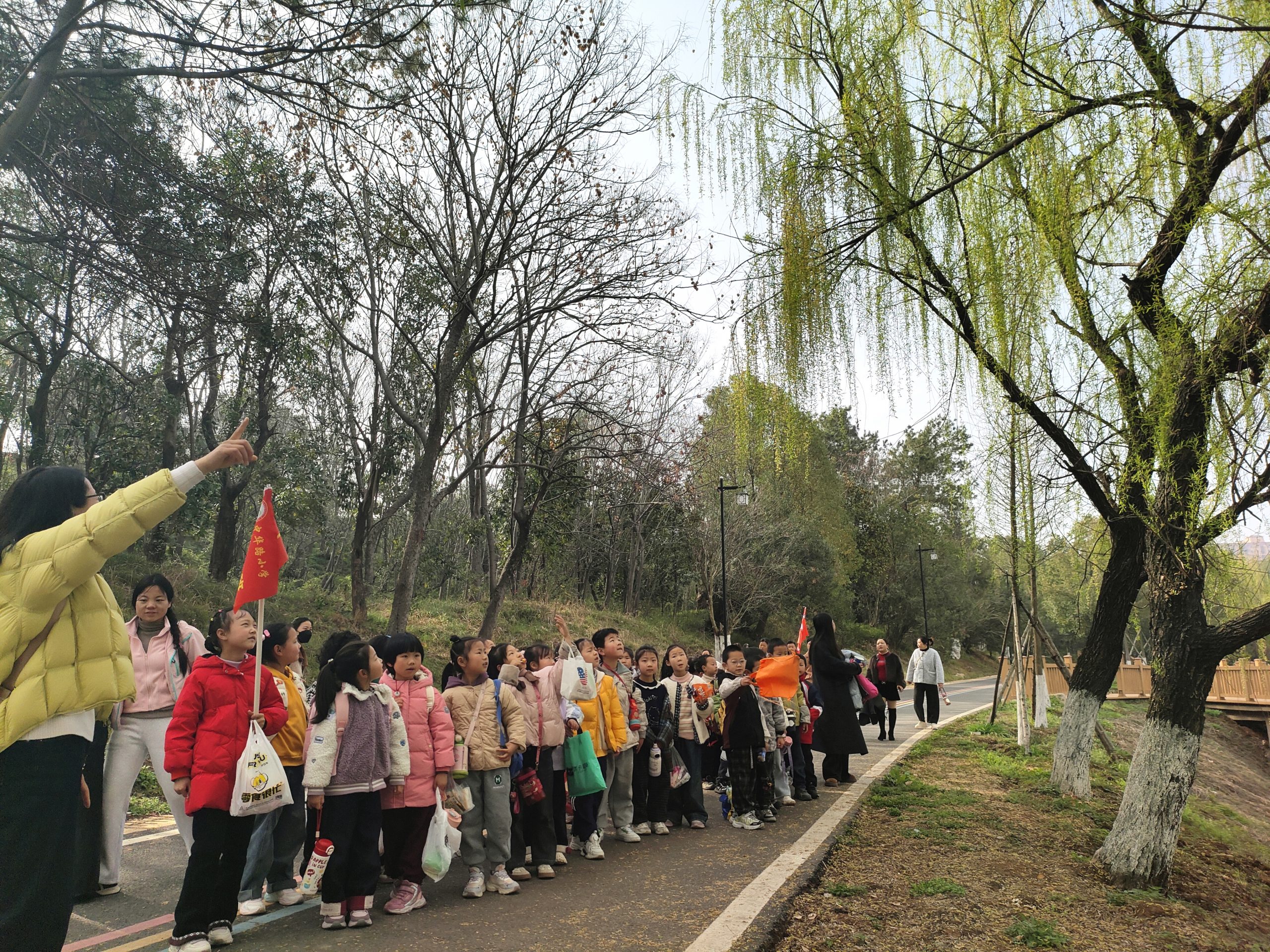 谷城县粉阳路小学教联体中华路校区：春分踏青 乐享自然