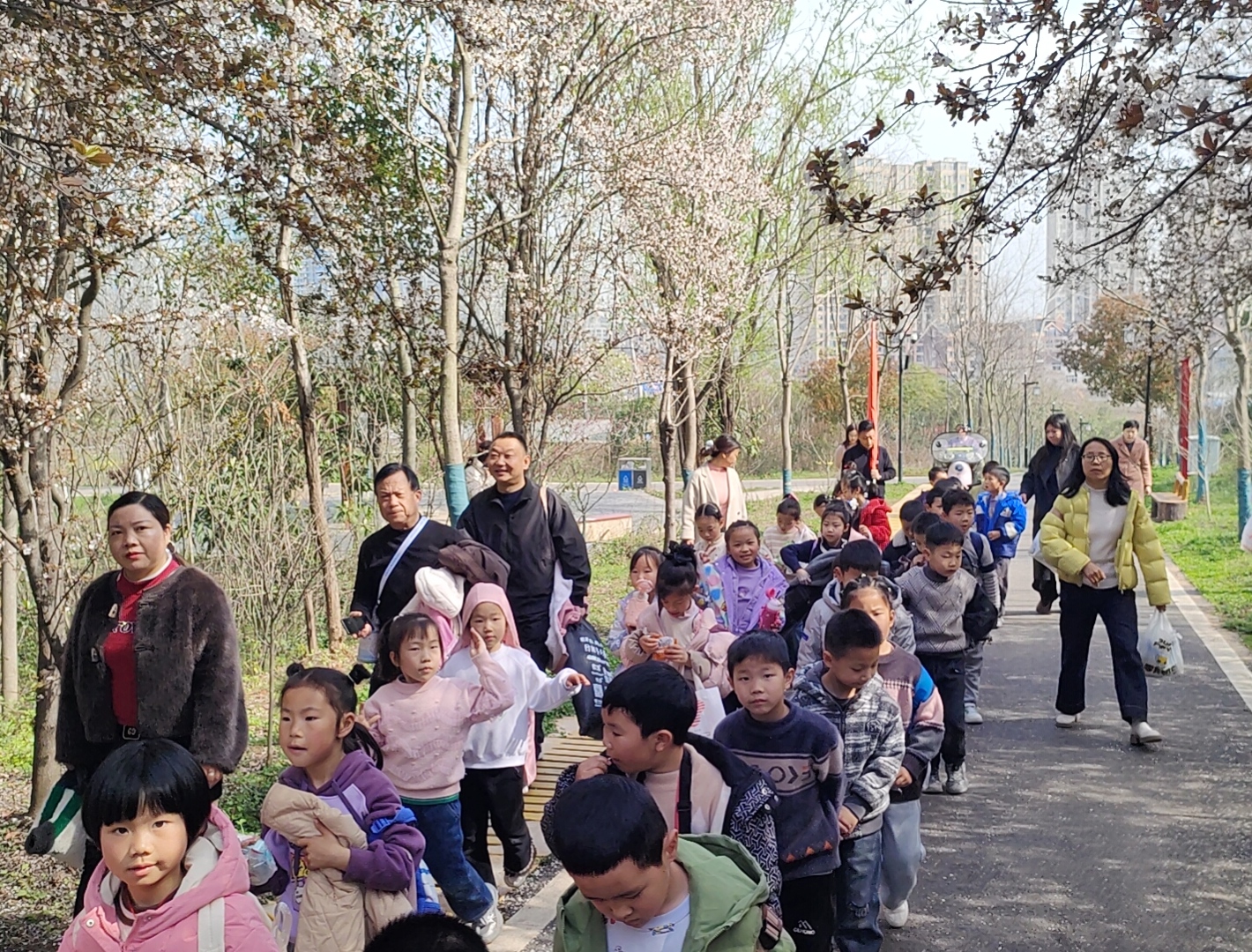 谷城县粉阳路小学教联体中华路校区：春分踏青 乐享自然