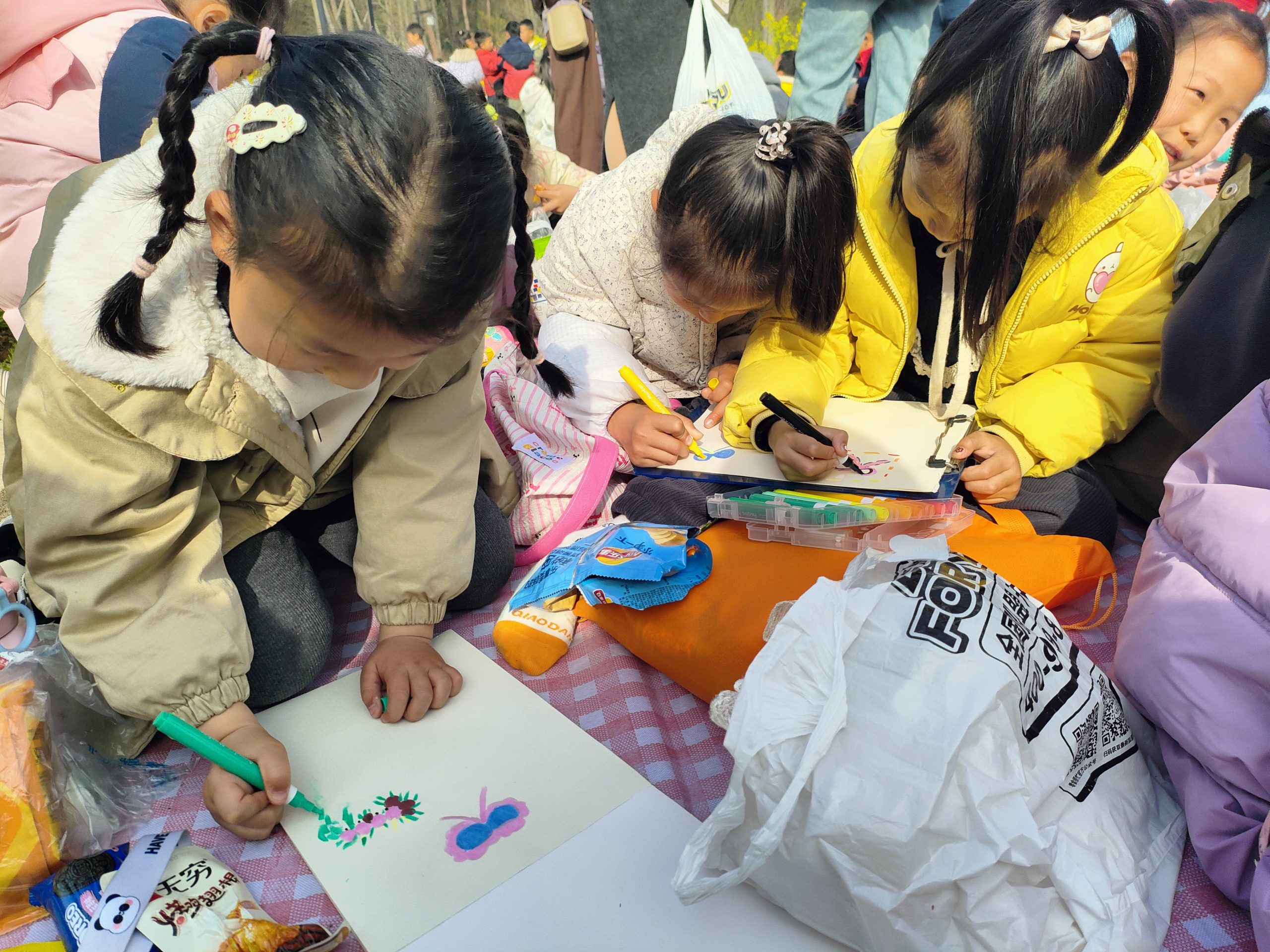 谷城县粉阳路小学教联体中华路校区：春分踏青 乐享自然