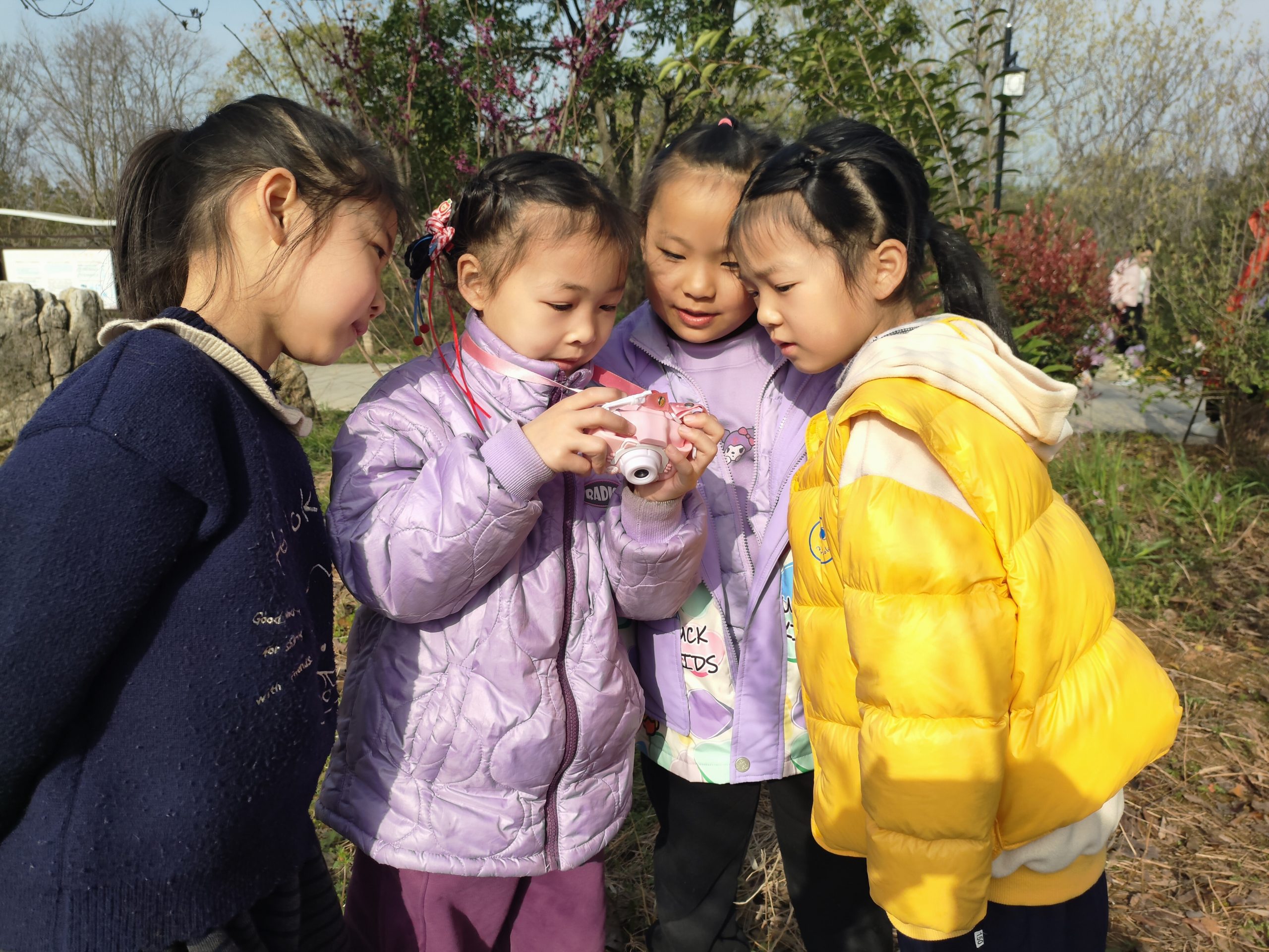 谷城县粉阳路小学教联体中华路校区：春分踏青 乐享自然