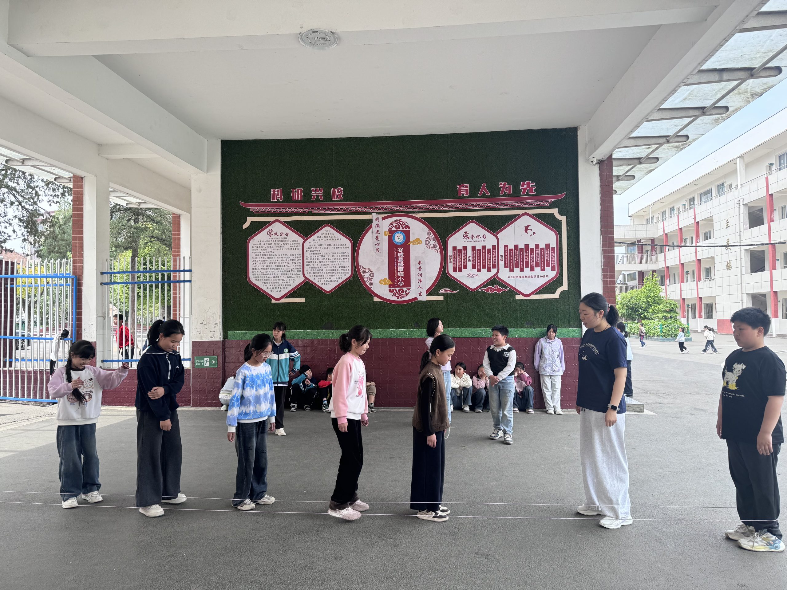童趣跃动皮筋间,课间时光暖校园——盛康镇小学传统游戏活动焕新颜 童趣跃动皮筋间,课间时光暖校园——盛康镇小学传统游戏活动焕新颜