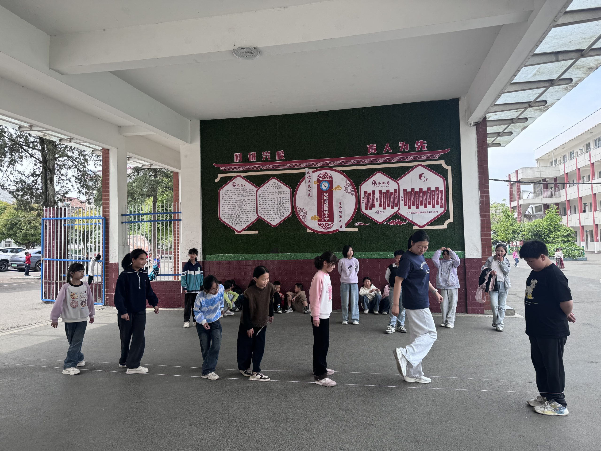 童趣跃动皮筋间,课间时光暖校园——盛康镇小学传统游戏活动焕新颜 童趣跃动皮筋间,课间时光暖校园——盛康镇小学传统游戏活动焕新颜