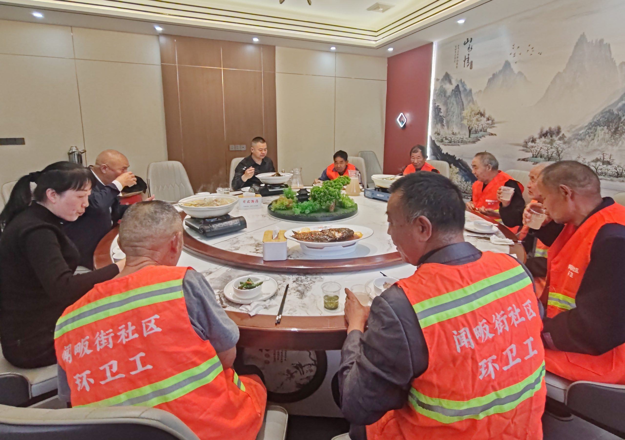 五一前夕致敬城市美容师 谷城五山企业家龚升红设宴慰问环卫工人