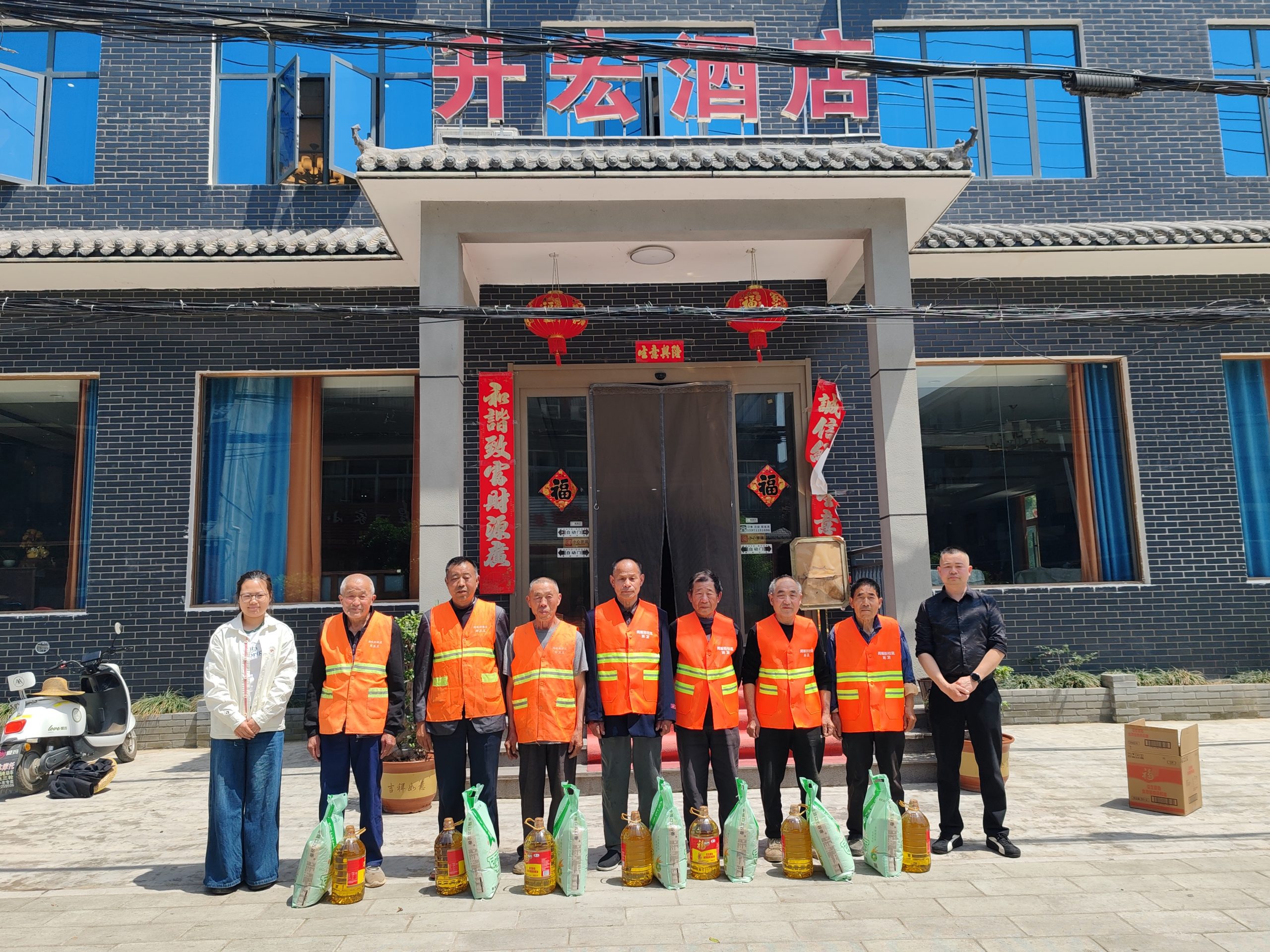 五一前夕致敬城市美容师 谷城五山企业家龚升红设宴慰问环卫工人