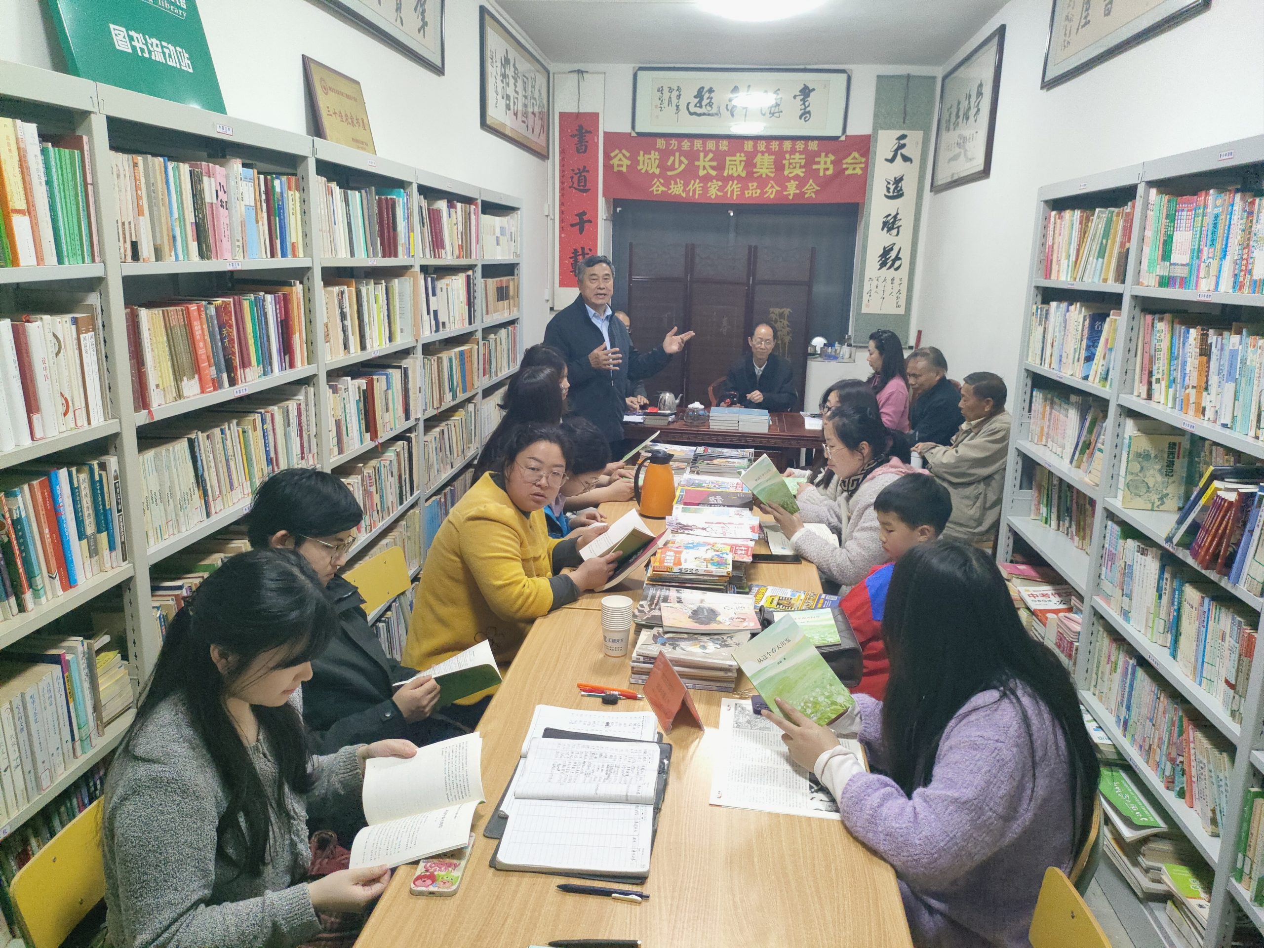 书香润谷城 文心启新程  谷城劝学图书馆举办“谷城作家作品分享会”
