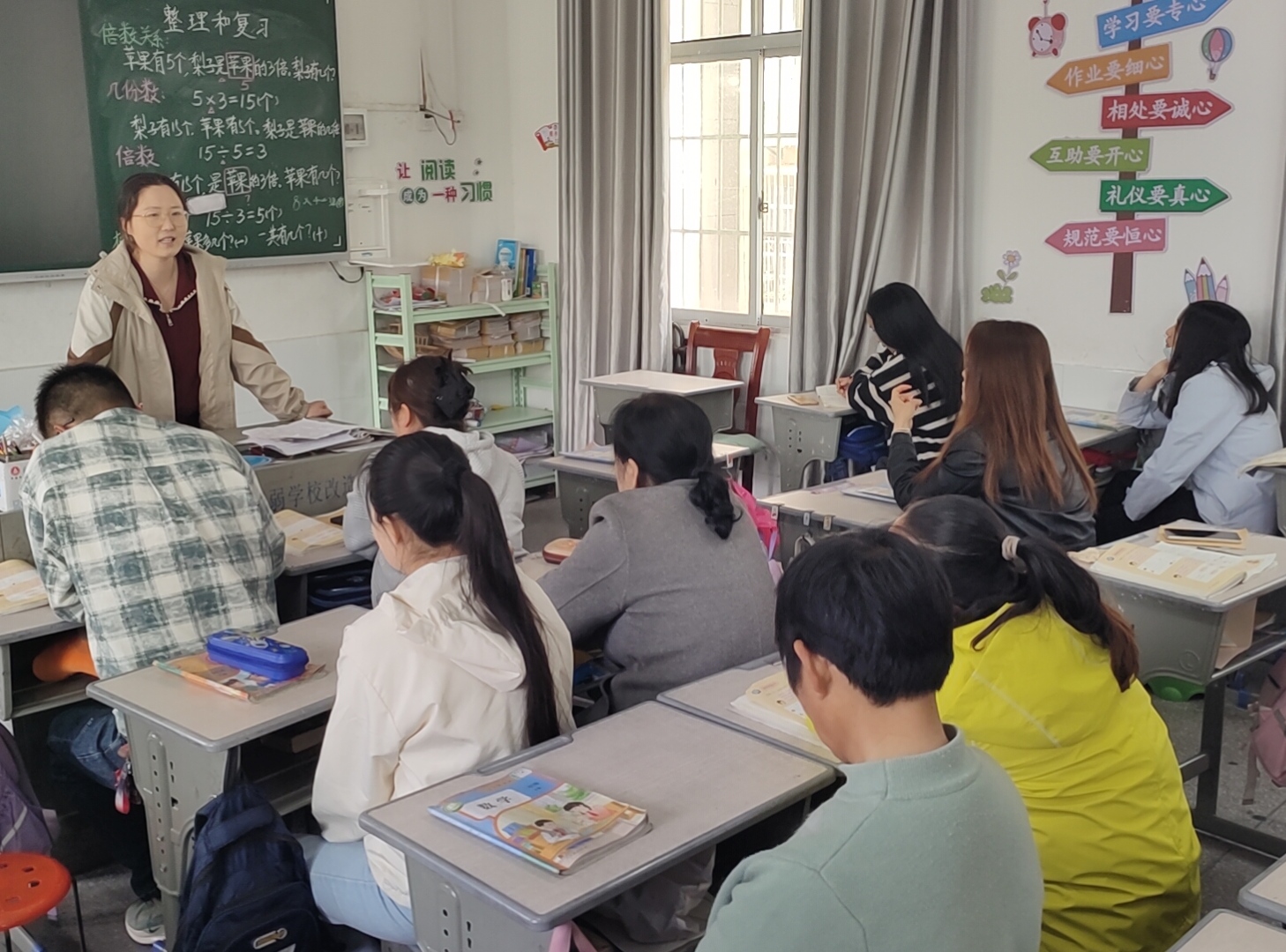 谷城县粉阳路小学教联体中华路校区：开放课堂展风釆  家校同心伴成长