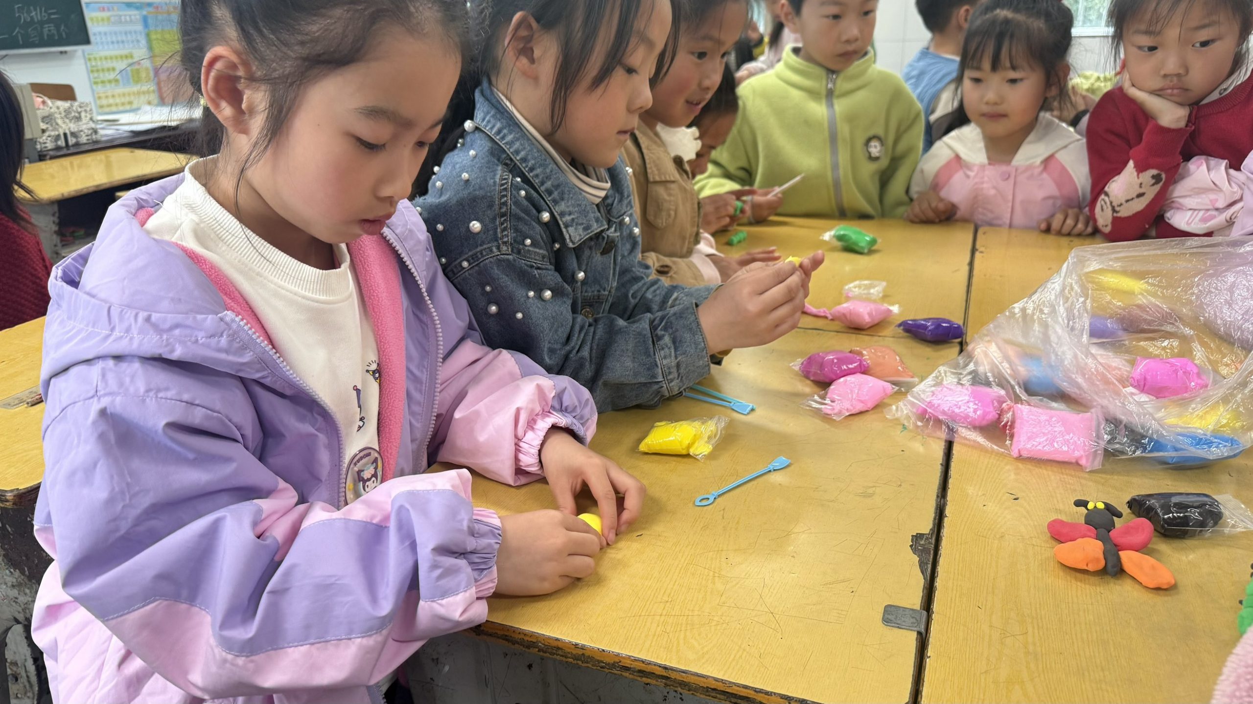 谷城县茨河镇如松小学：彩泥润童心  指尖绽创意