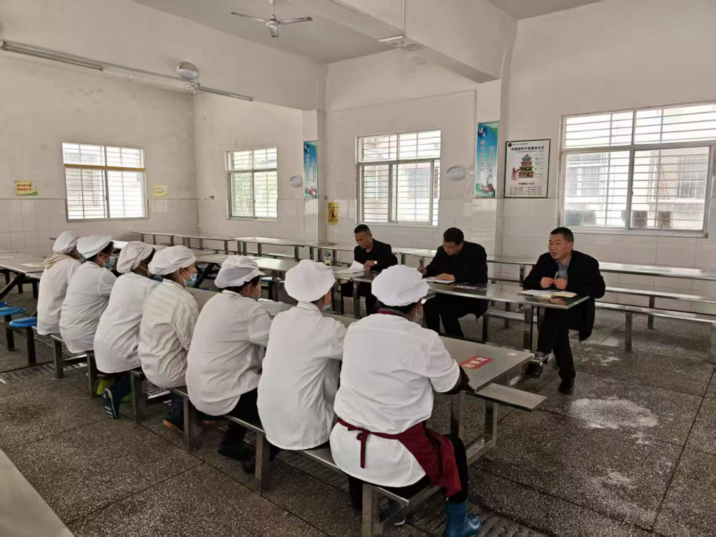 谷城石花三中：聚焦学生健康  建设放心食堂