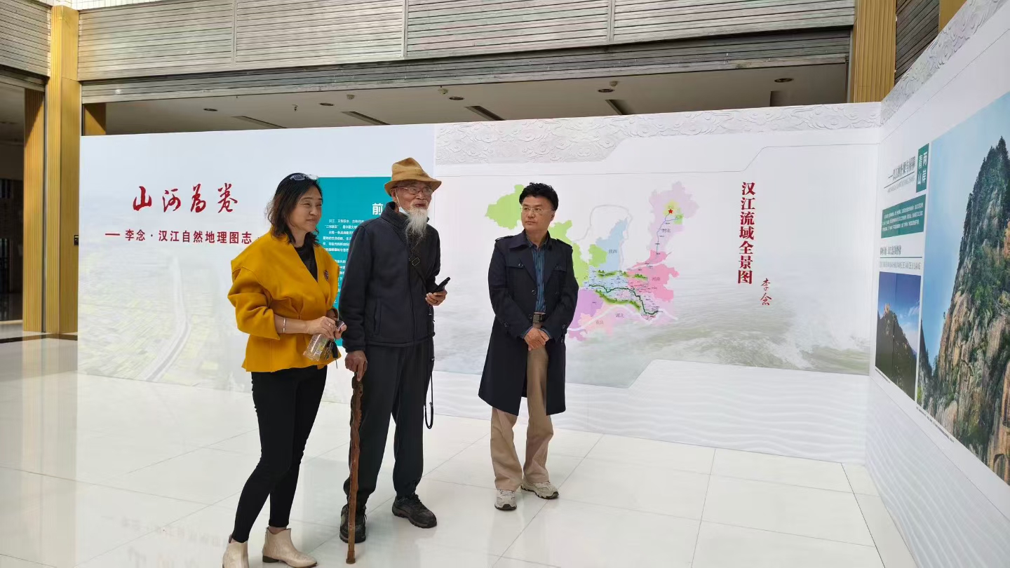 八旬摄影名家陈天纪参观襄阳职业技术大学汉江主题摄影展