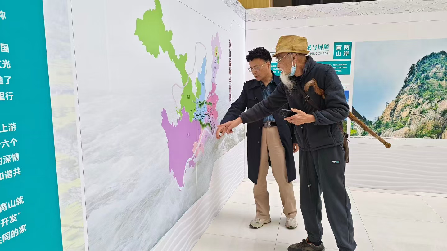 八旬摄影名家陈天纪参观襄阳职业技术大学汉江主题摄影展