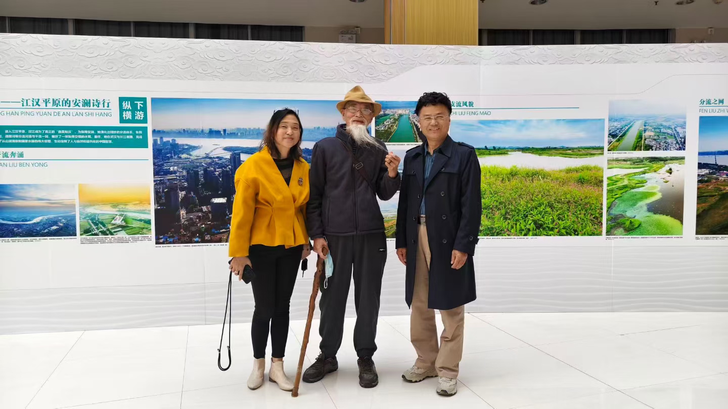 八旬摄影名家陈天纪参观襄阳职业技术大学汉江主题摄影展
