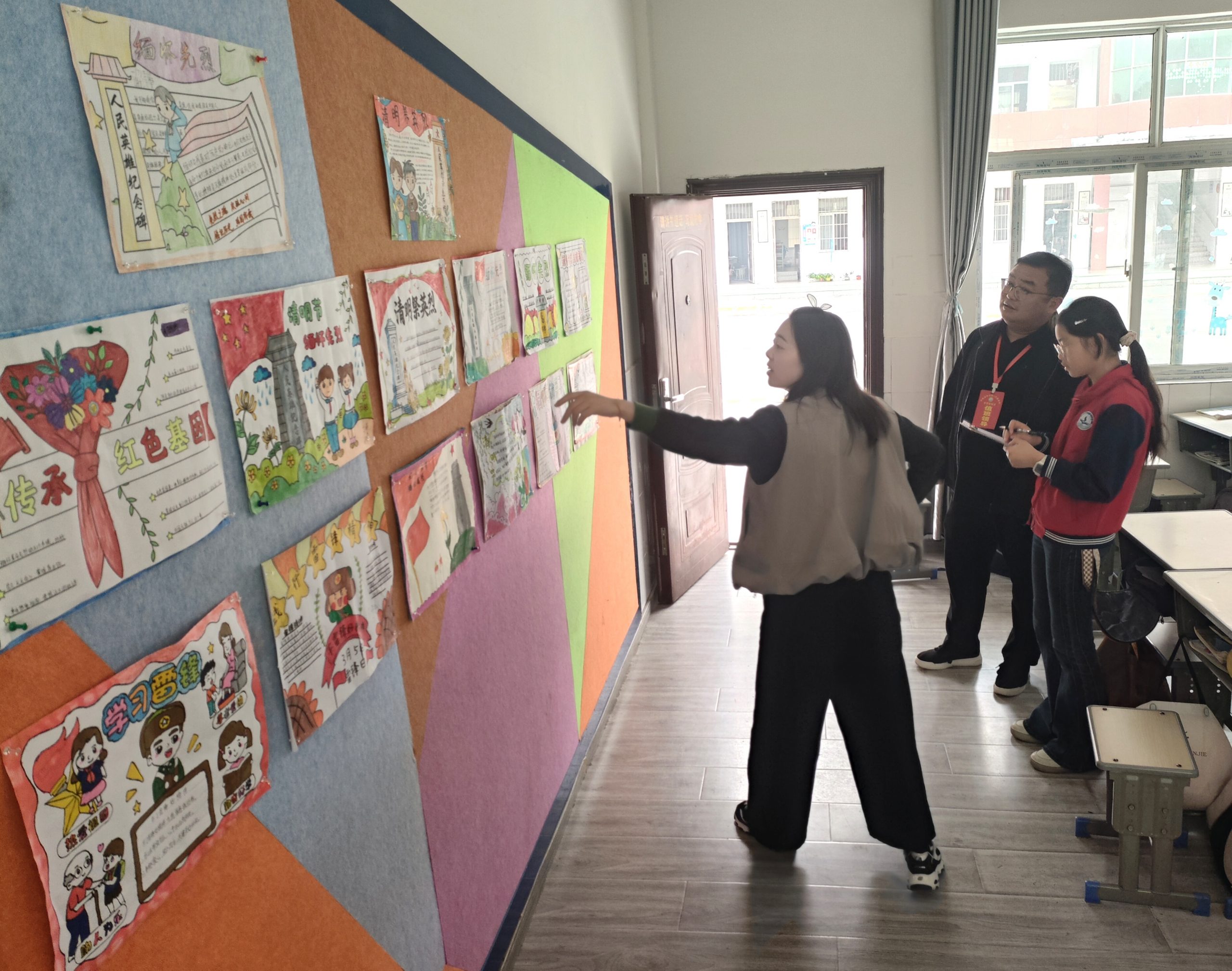 谷城县粉阳路小学教联体中华路校区：笔墨寄哀思 板报颂英烈