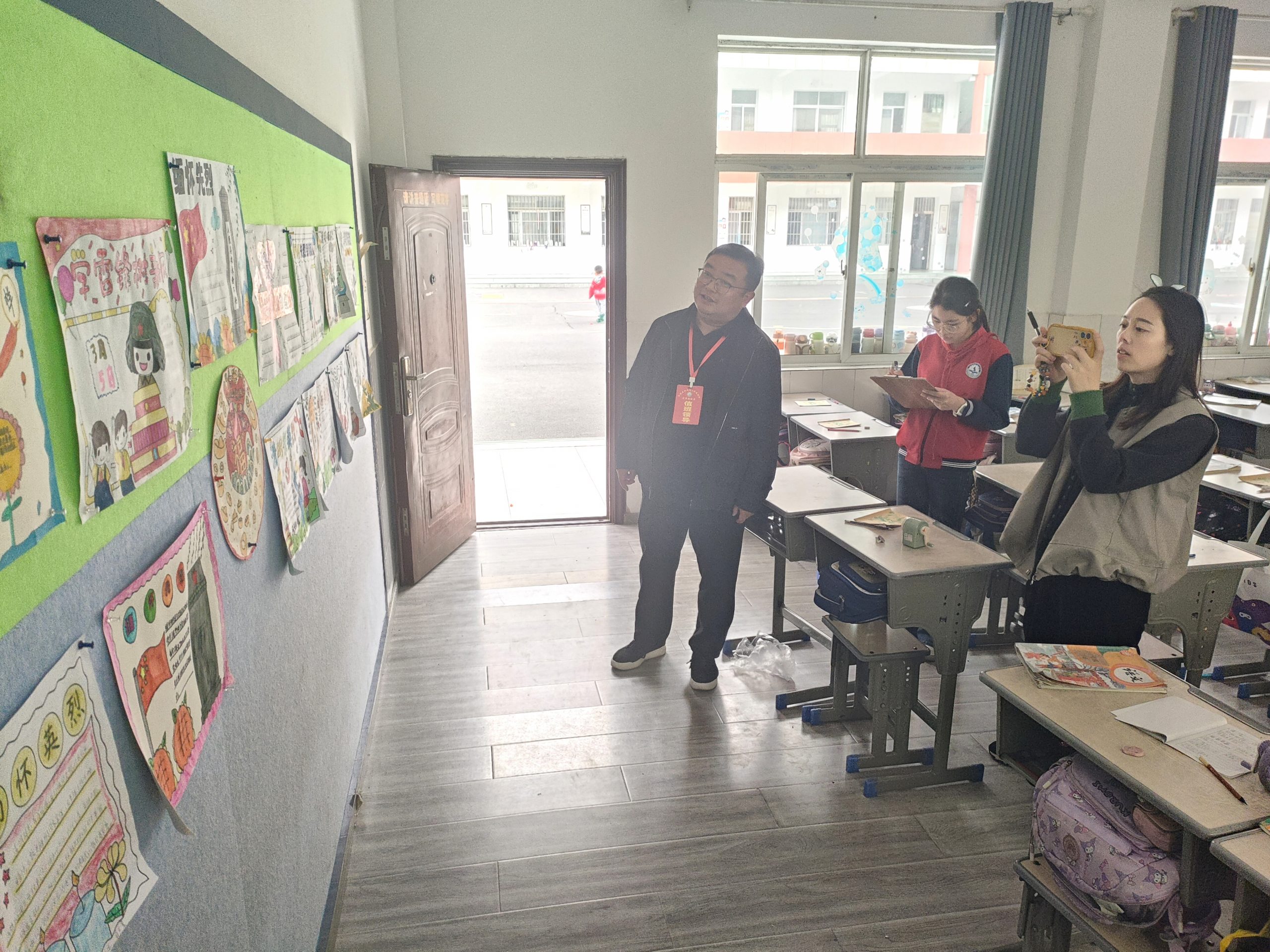 谷城县粉阳路小学教联体中华路校区：笔墨寄哀思 板报颂英烈