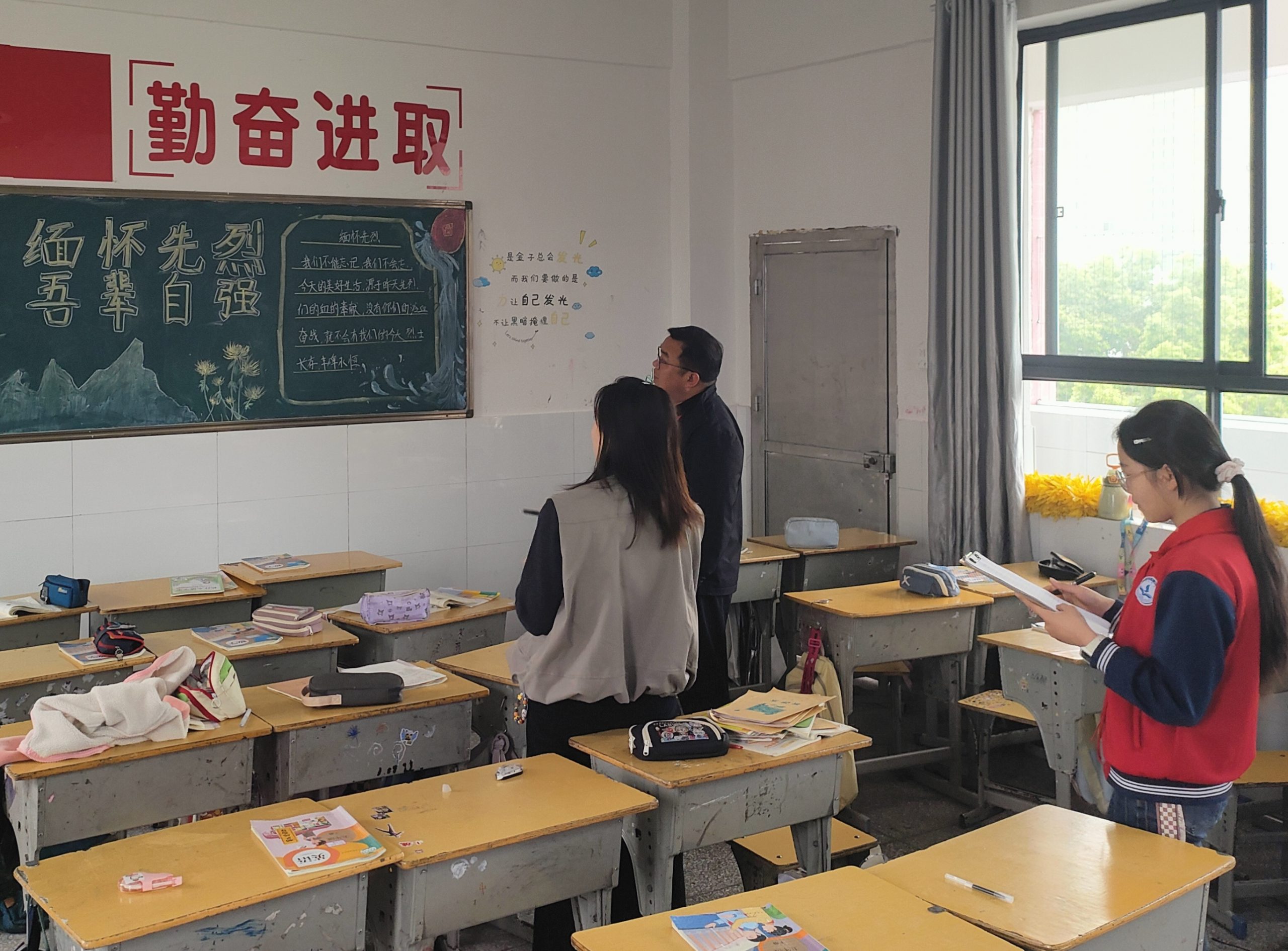 谷城县粉阳路小学教联体中华路校区：笔墨寄哀思 板报颂英烈