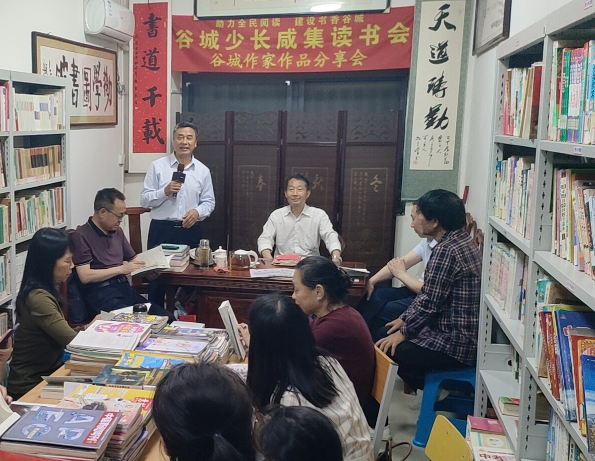 少长咸集话文韵 书香满溢润谷城 谷城县劝学图书馆开展文学分享交流活动 少长咸集话文韵 书香满溢润谷城 谷城县劝学图书馆开展文学分享交流活动