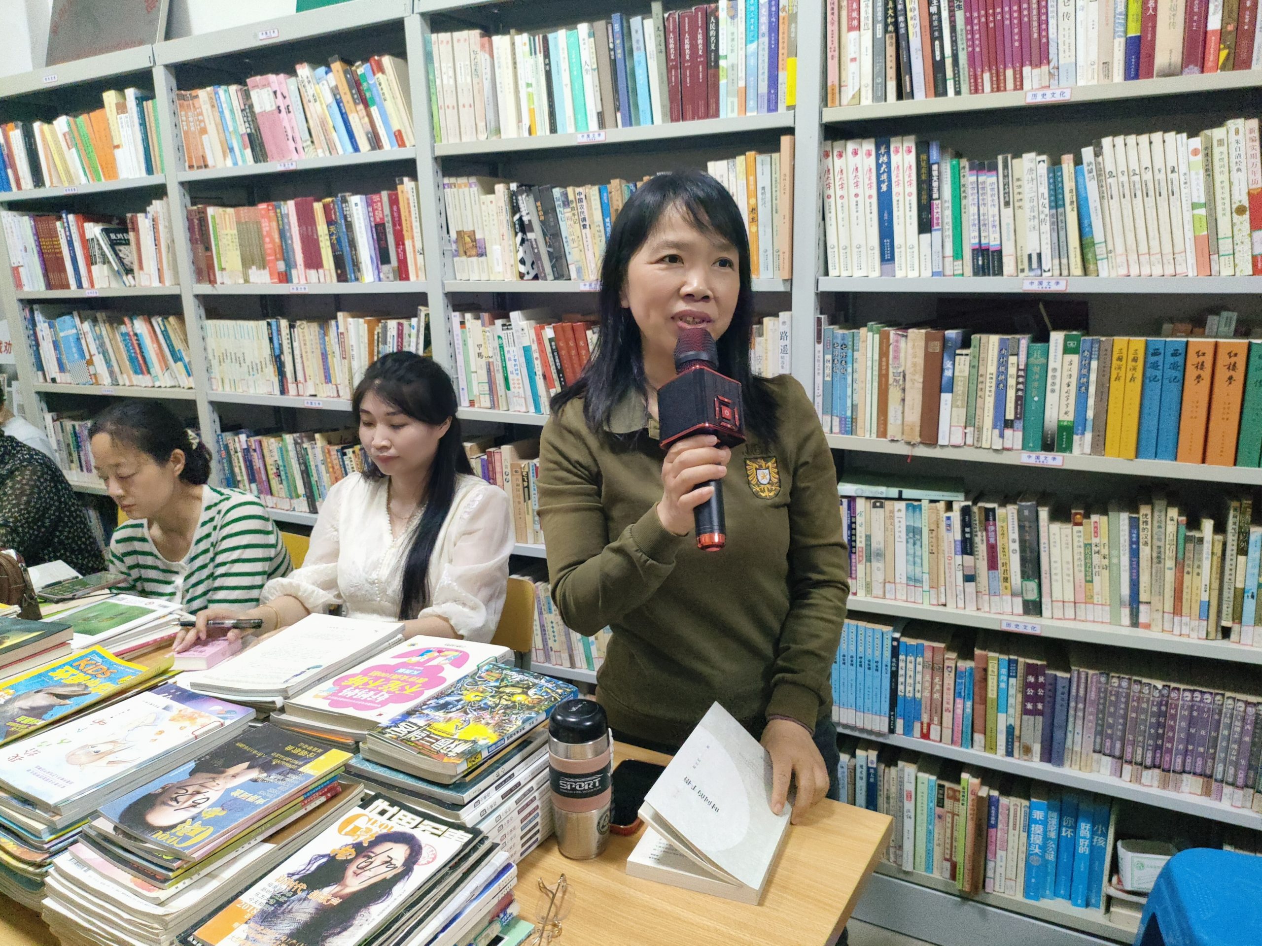 少长咸集话文韵 书香满溢润谷城 谷城县劝学图书馆开展文学分享交流活动 少长咸集话文韵 书香满溢润谷城 谷城县劝学图书馆开展文学分享交流活动