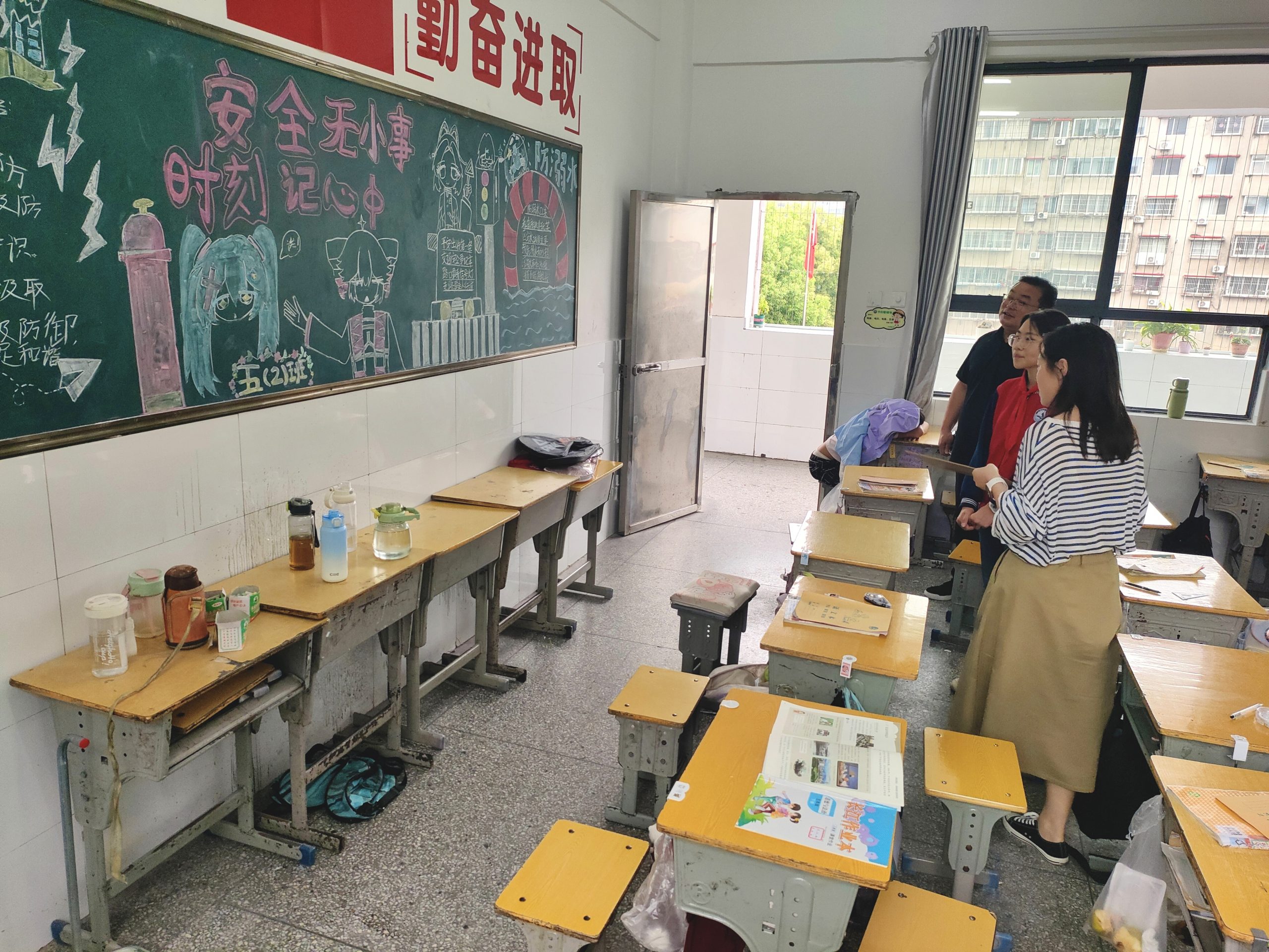 谷城县粉阳路小学教联体中华路校区：以笔绘安全 筑牢防护网
