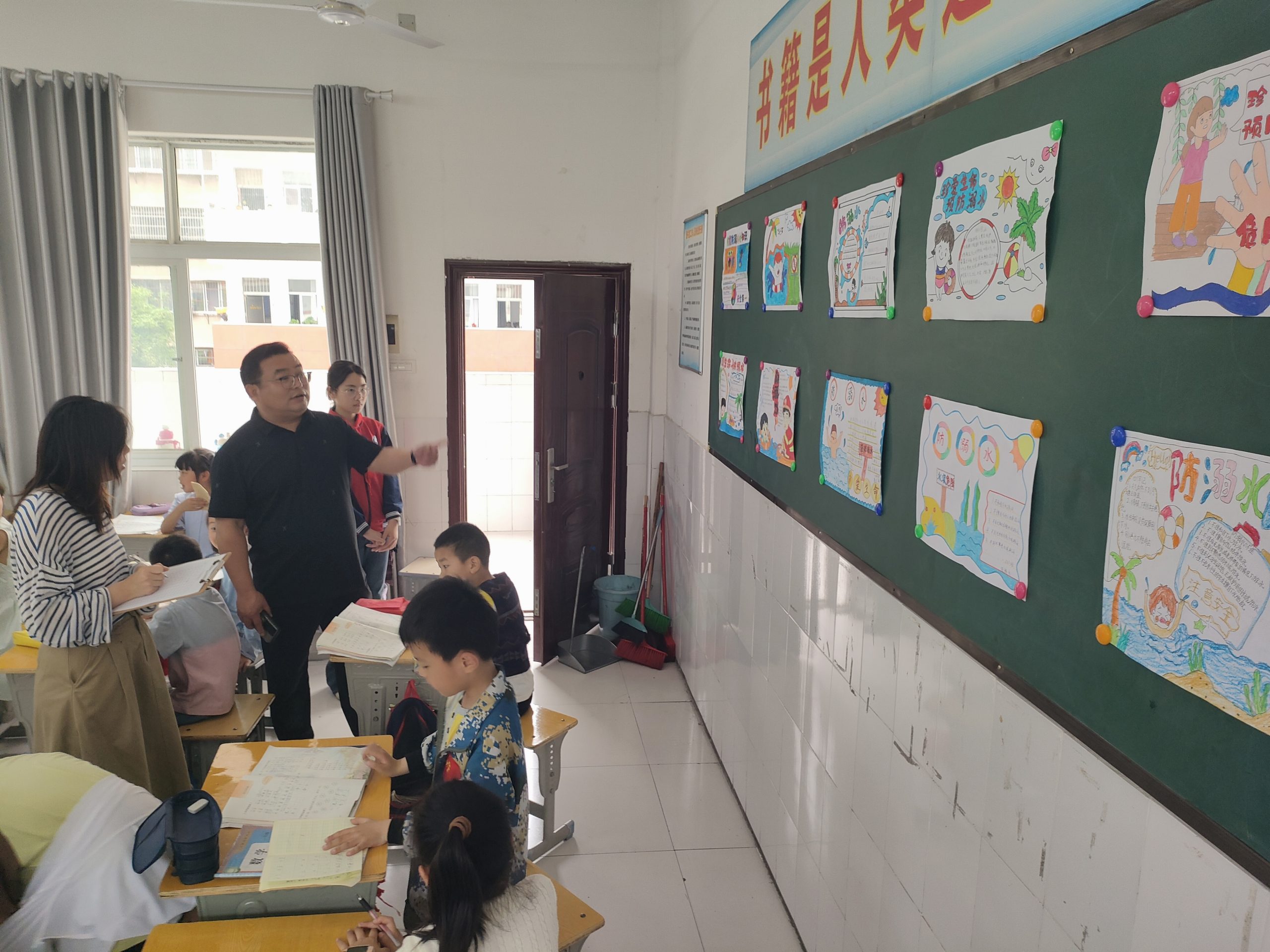 谷城县粉阳路小学教联体中华路校区：以笔绘安全 筑牢防护网