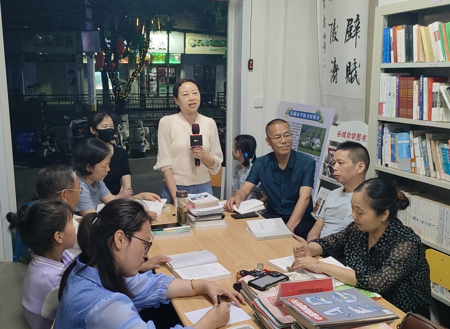 少长咸集话文韵 书香满溢润谷城 谷城县劝学图书馆开展文学分享交流活动 少长咸集话文韵 书香满溢润谷城 谷城县劝学图书馆开展文学分享交流活动