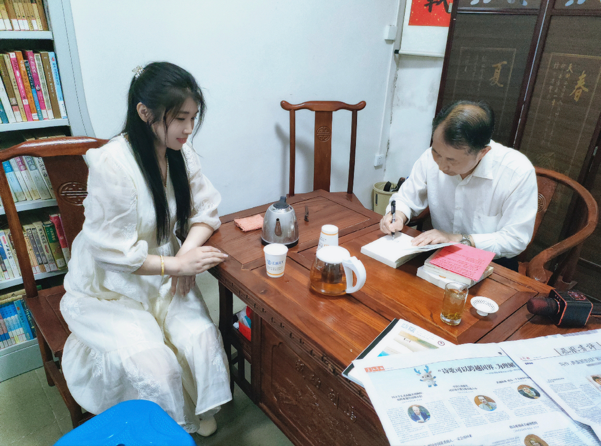 少长咸集话文韵 书香满溢润谷城 谷城县劝学图书馆开展文学分享交流活动 少长咸集话文韵 书香满溢润谷城 谷城县劝学图书馆开展文学分享交流活动