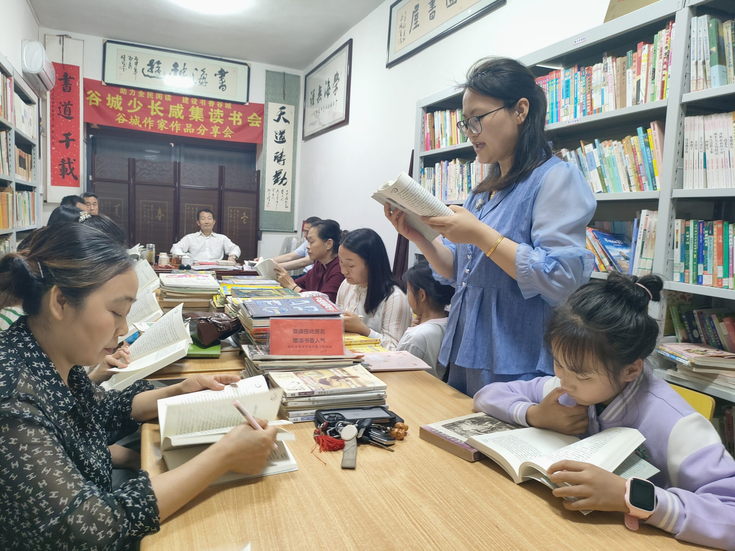 少长咸集话文韵 书香满溢润谷城 谷城县劝学图书馆开展文学分享交流活动 少长咸集话文韵 书香满溢润谷城 谷城县劝学图书馆开展文学分享交流活动