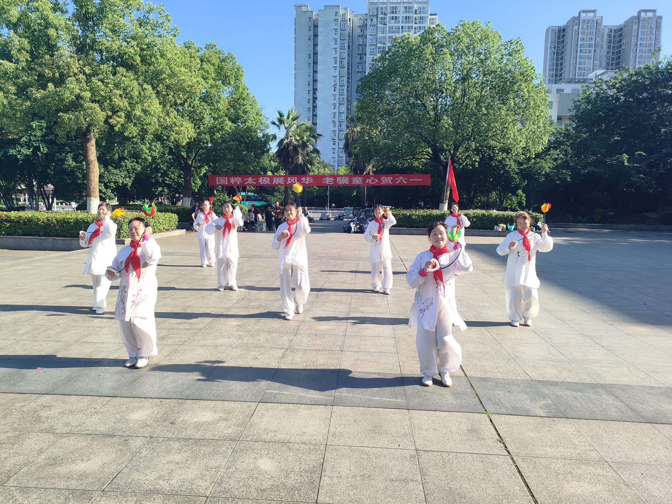 国粹太极展风华 老骥童心贺六一——谷城县太极爱好者欢聚中华广场乐享别样儿童节