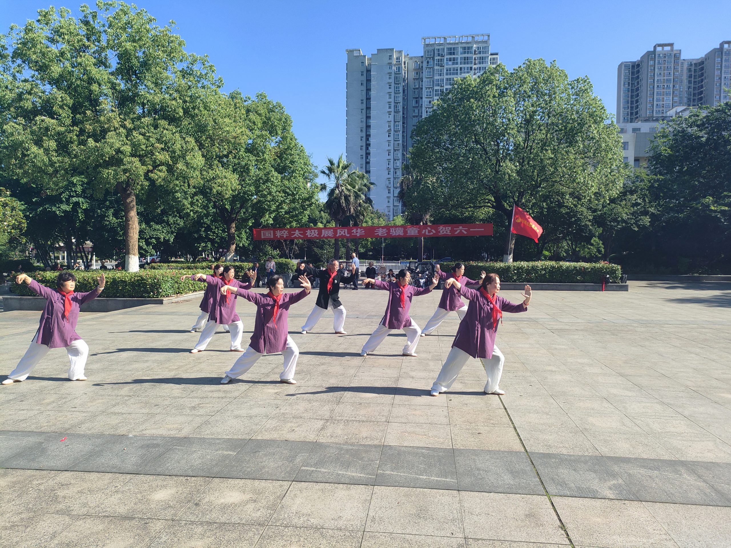 国粹太极展风华 老骥童心贺六一——谷城县太极爱好者欢聚中华广场乐享别样儿童节