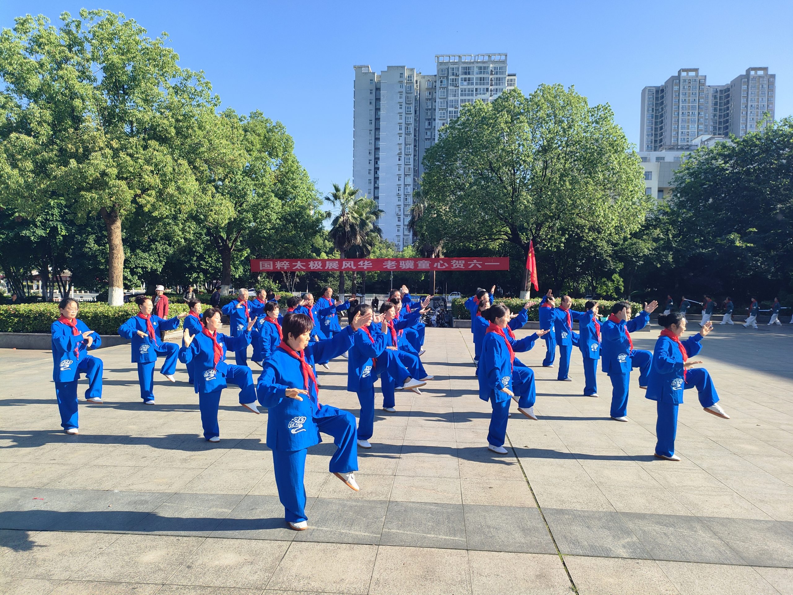 国粹太极展风华 老骥童心贺六一——谷城县太极爱好者欢聚中华广场乐享别样儿童节