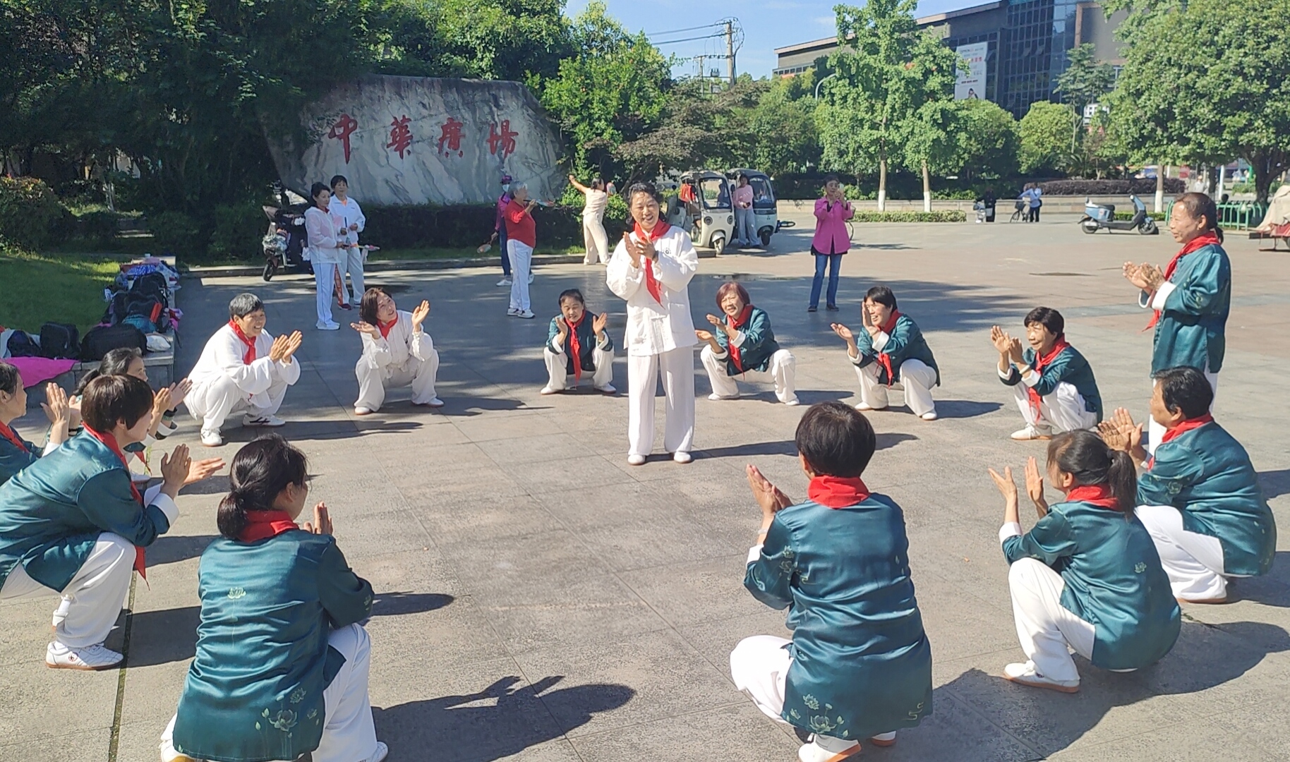 国粹太极展风华 老骥童心贺六一——谷城县太极爱好者欢聚中华广场乐享别样儿童节