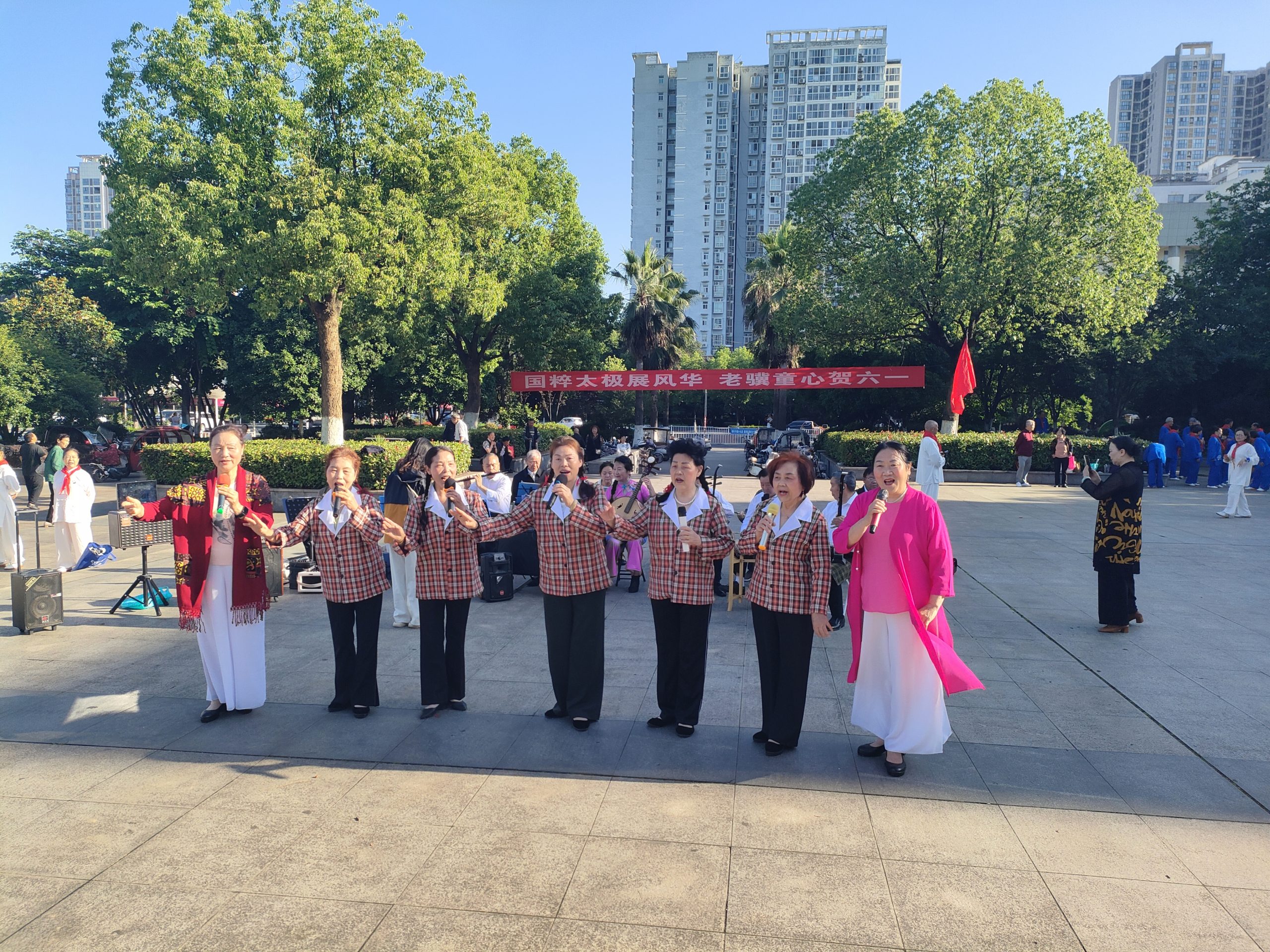 国粹太极展风华 老骥童心贺六一——谷城县太极爱好者欢聚中华广场乐享别样儿童节