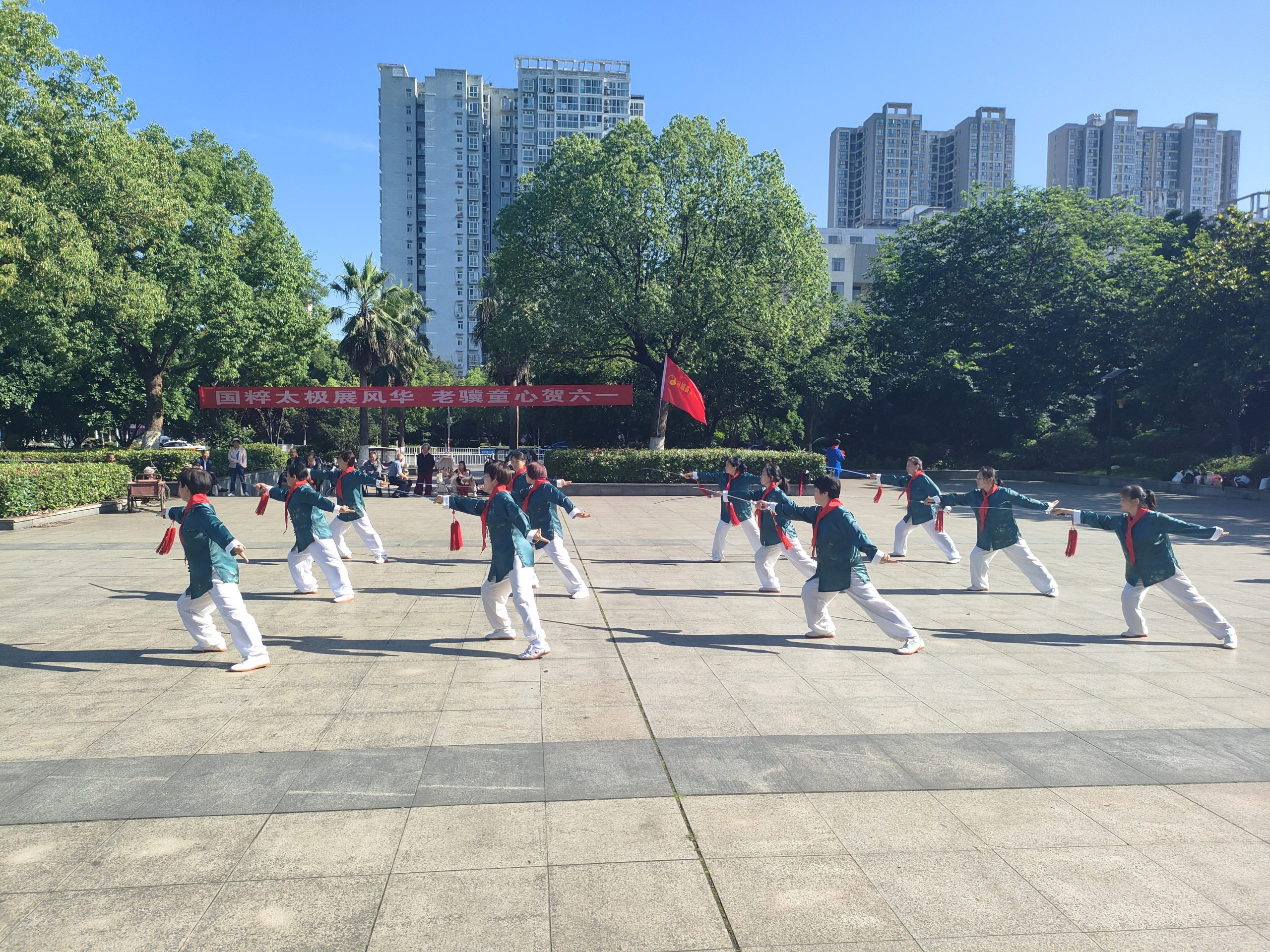国粹太极展风华 老骥童心贺六一——谷城县太极爱好者欢聚中华广场乐享别样儿童节