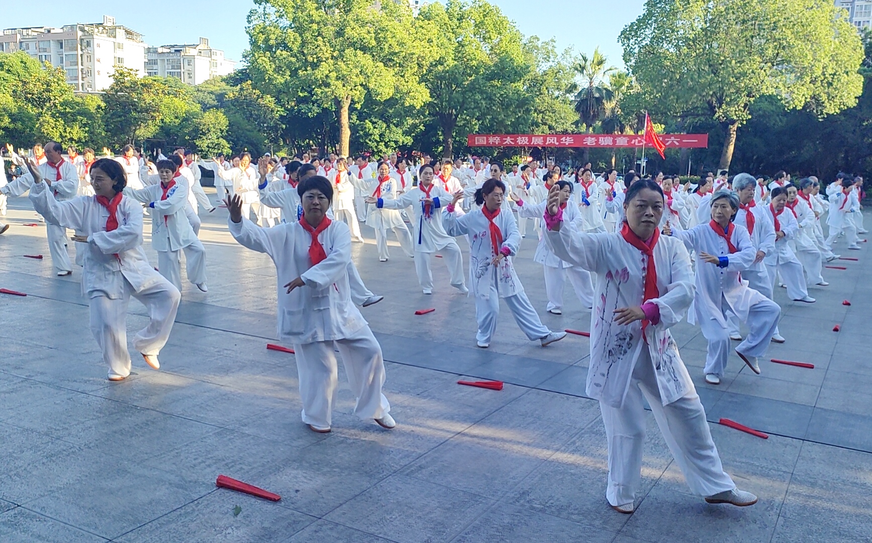 国粹太极展风华 老骥童心贺六一——谷城县太极爱好者欢聚中华广场乐享别样儿童节