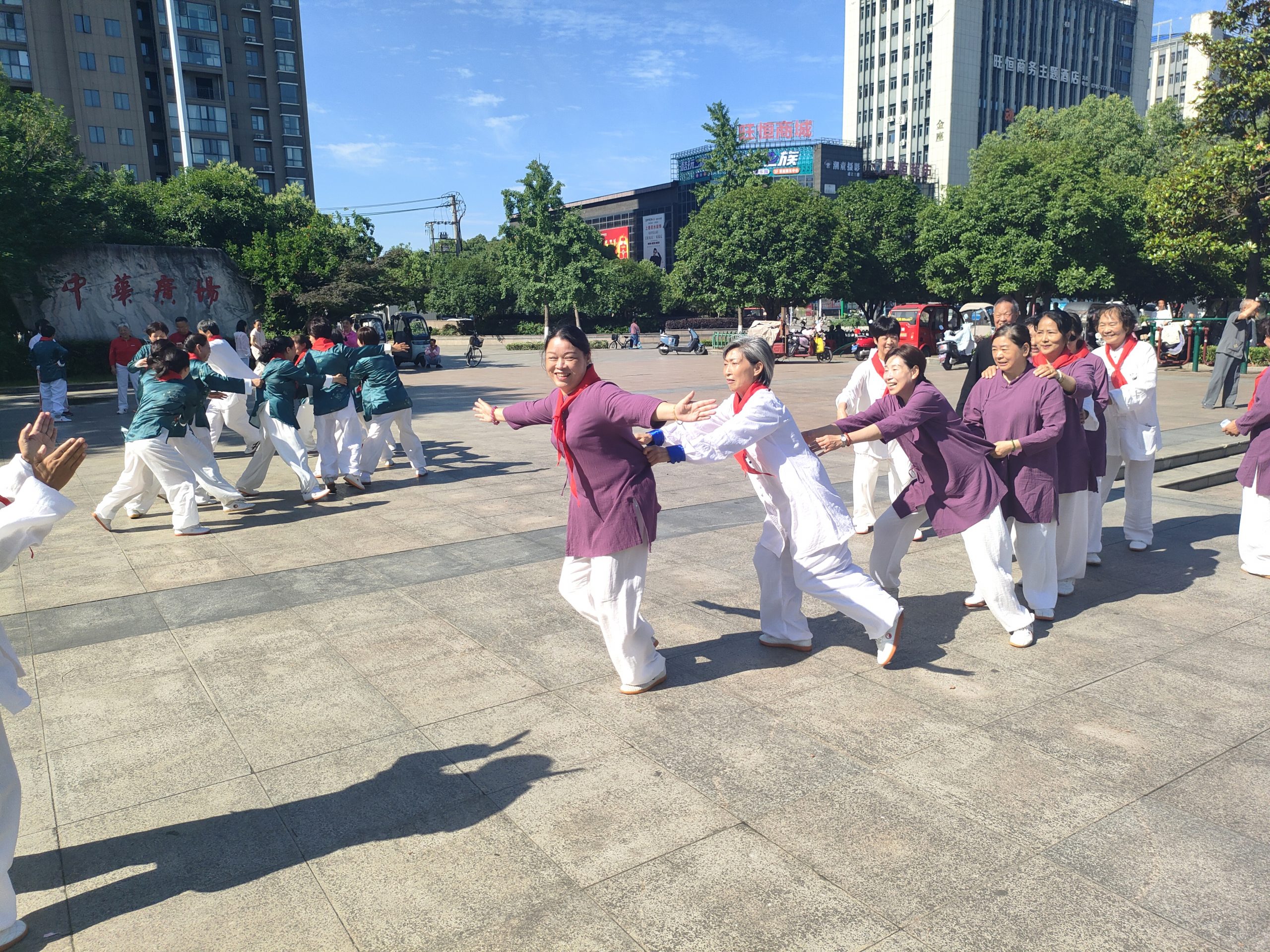 国粹太极展风华 老骥童心贺六一——谷城县太极爱好者欢聚中华广场乐享别样儿童节
