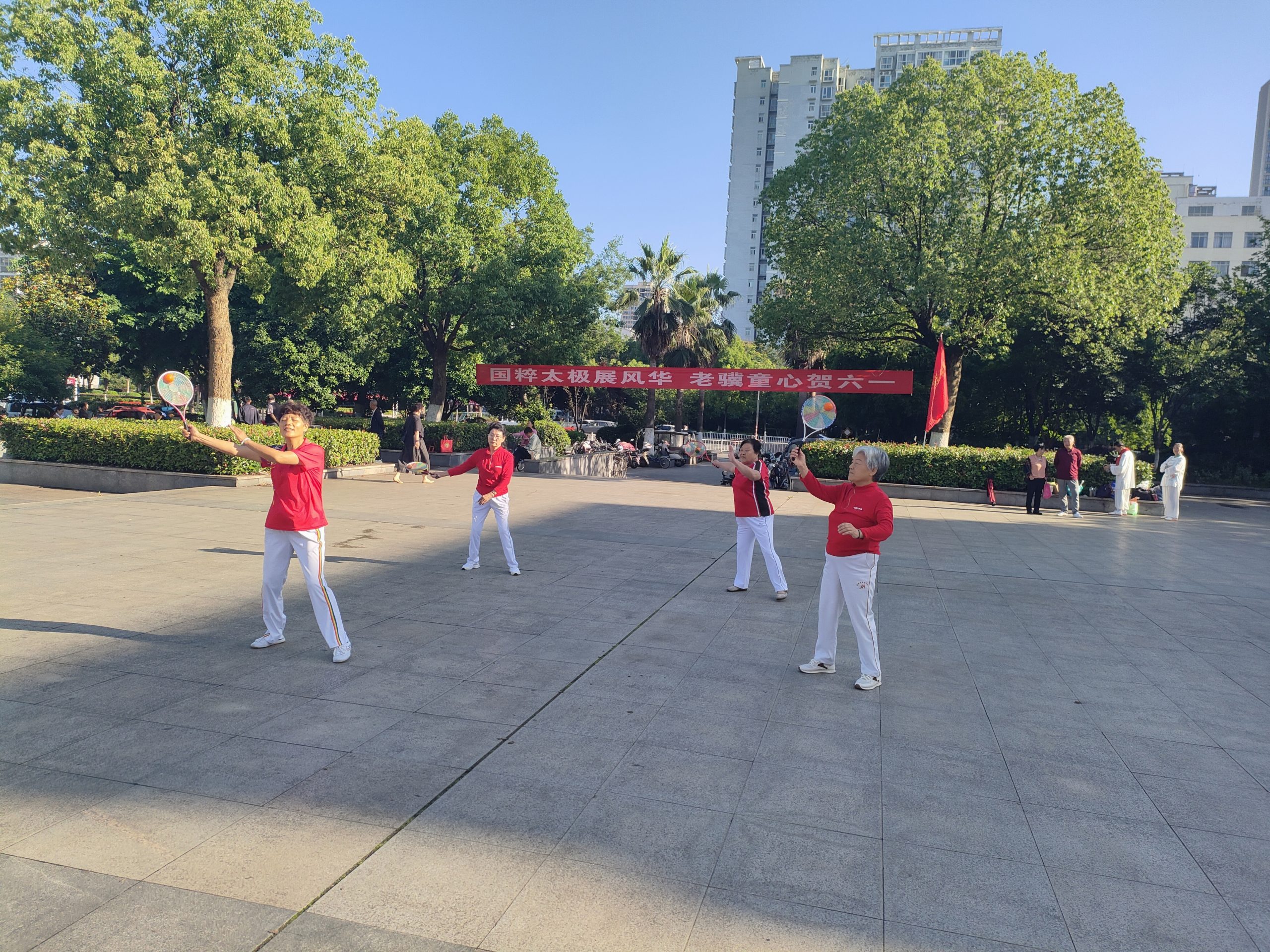 国粹太极展风华 老骥童心贺六一——谷城县太极爱好者欢聚中华广场乐享别样儿童节