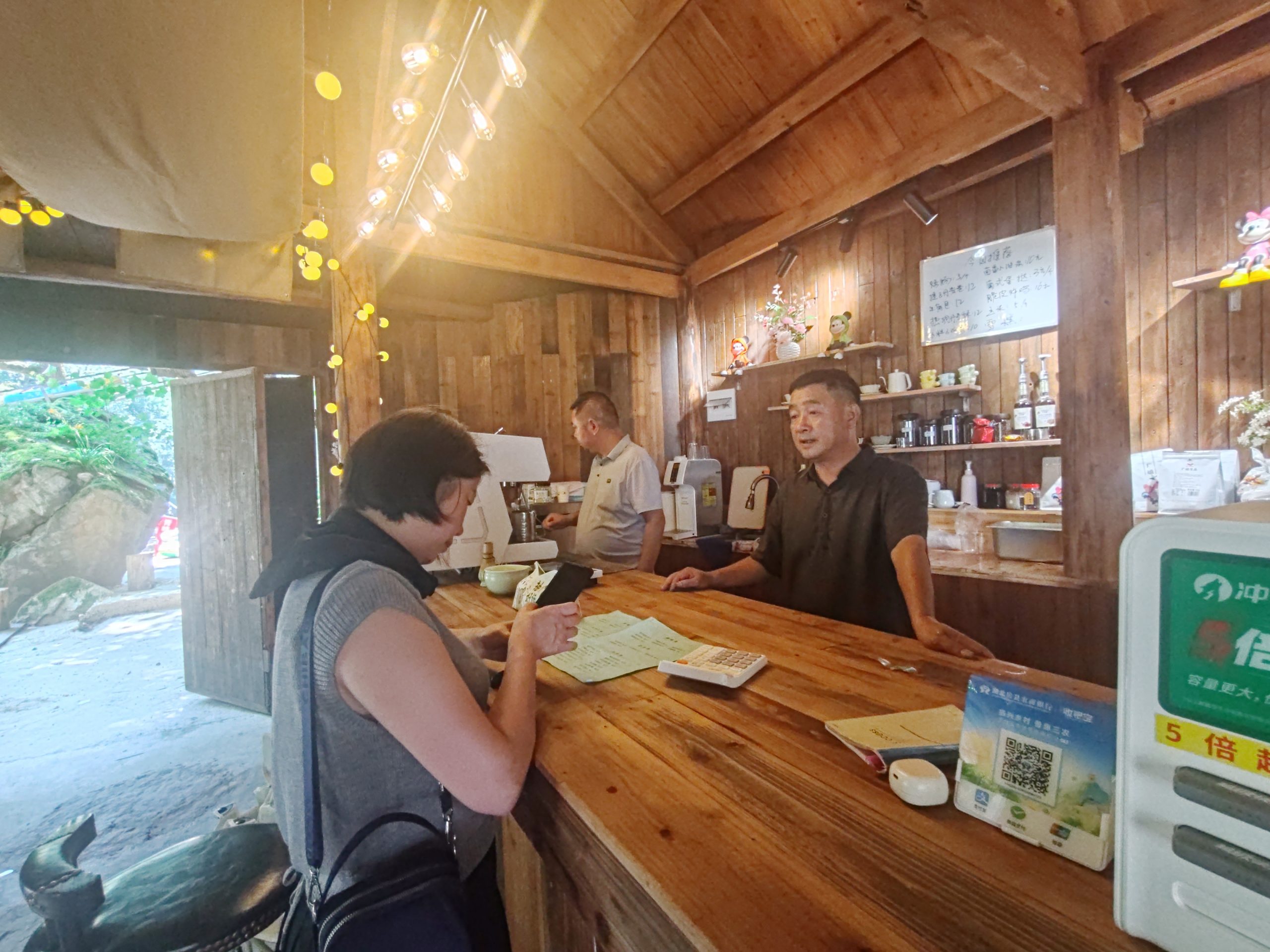 一杯咖啡的“回访”:谷城“茶咖”夫妻赴房县考察瀑布咖啡屋,徒弟出师了! 一杯咖啡的“回访”:谷城“茶咖”夫妻赴房县考察瀑布咖啡屋,徒弟出师了!