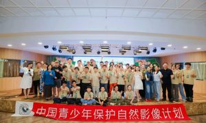 出席结营和颁奖仪式的嘉宾、家长等与全体营员合影