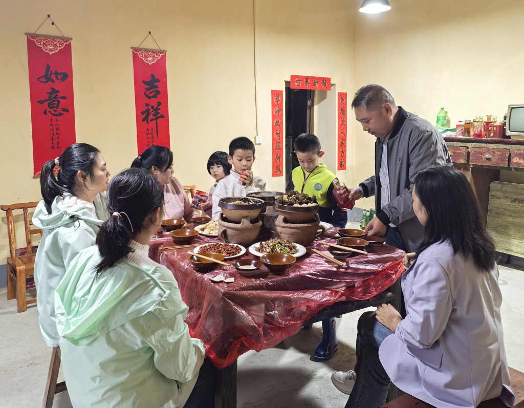 李“村长”国庆坚守古村落，只为游客有饭吃