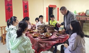 李“村长”国庆坚守古村落，只为游客有饭吃