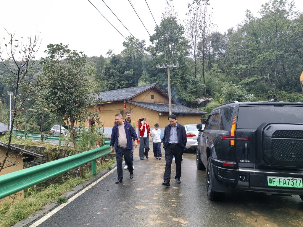 李“村长”国庆坚守古村落，只为游客有饭吃