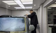 双鸭山福利屯能做汽车改色的店是哪家，降尘施工与复杂部位贴合技术实力测评