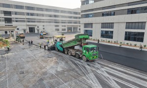 惠州沥青路面施工报价 工业园主干道沥青铺设 大型摊铺机整平作业