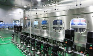 贺兰雪定制矿泉水厂家直供，330ml小瓶装，适用于酒店客房及贵宾接待场景