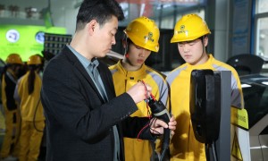 新乡郑州哪个新能源汽修学校比较靠谱，郑州万通技术学校行业观察与实务选择参考