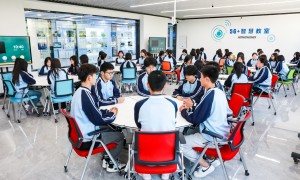 安徽新华电脑专修学院无人机操控技术课程，涵盖航测建模与植保作业真实项目场景