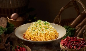 重庆李子坝梁山鸡｜解放碑老字号江湖菜，一鸡两吃配芋儿耙糯，本地人带路才找得到的巷子美味