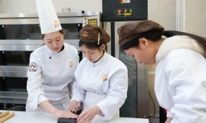 周口学西点技术选哪个专业正规学校，欧米奇西点西餐学院行业全景分析