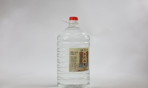 泸州散酒加工厂哪家技术强？27年老窖池洞藏工艺解析