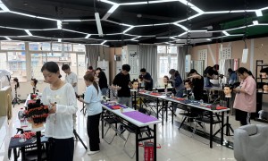 南京佰亿美发化妆学校，影视妆造班热招，团队亲授技巧